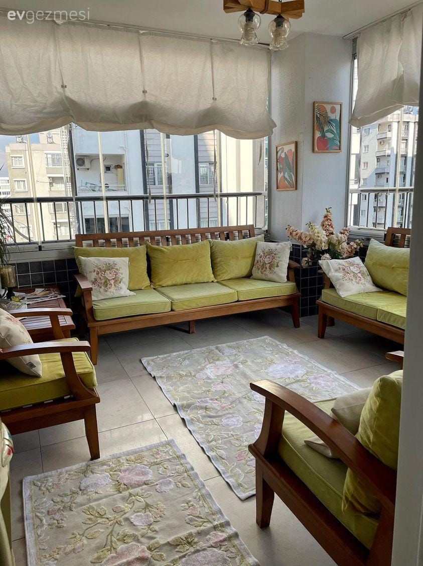 Adana daki Bu Büyük Balkon Yeşil ve Ahşabın Enerjisini Kuşanmış Ev