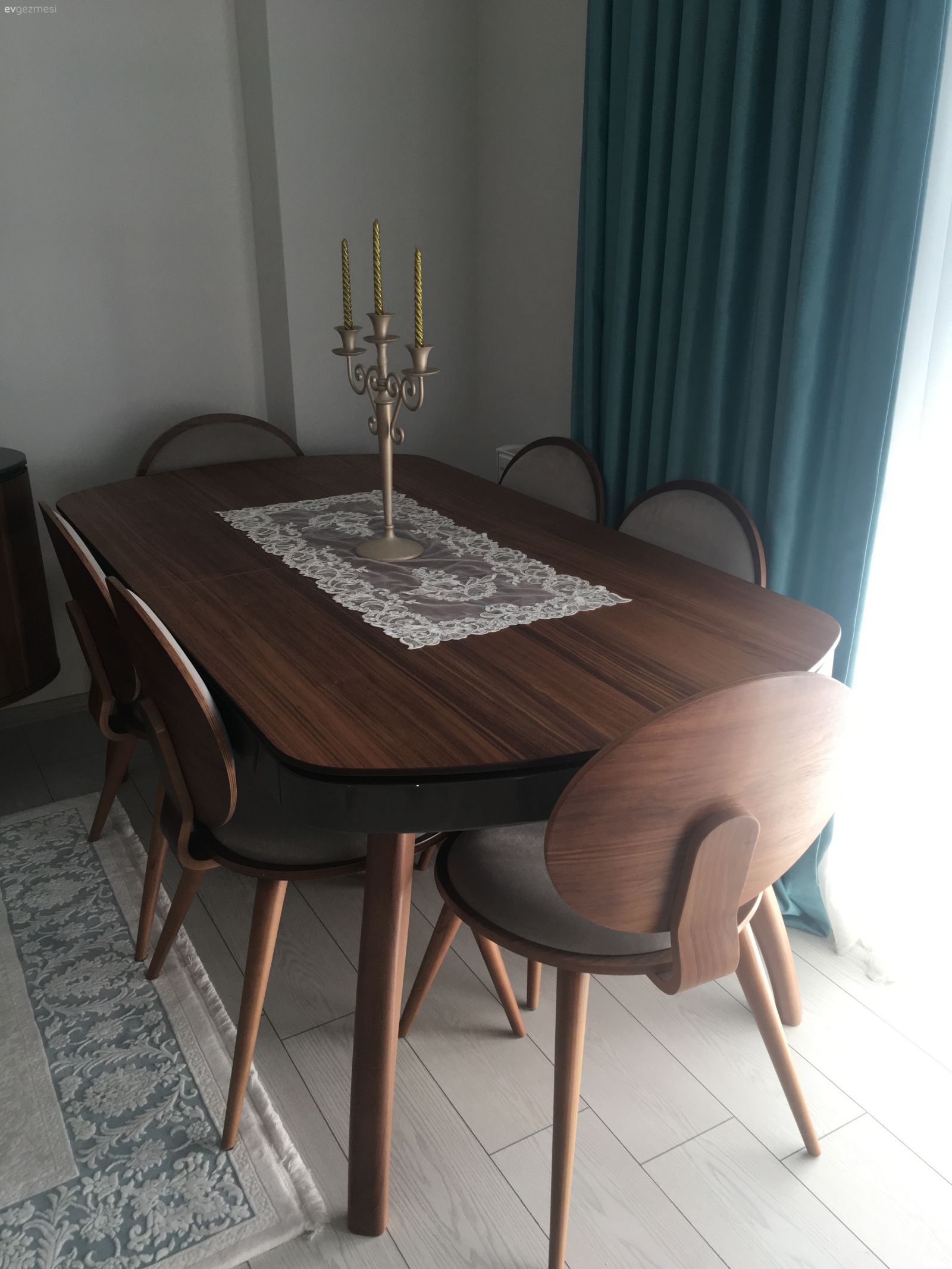 Ahşap Mobilya, Fon perde, Krem, Mavi, Şamdan, Yemek Odası, Perde