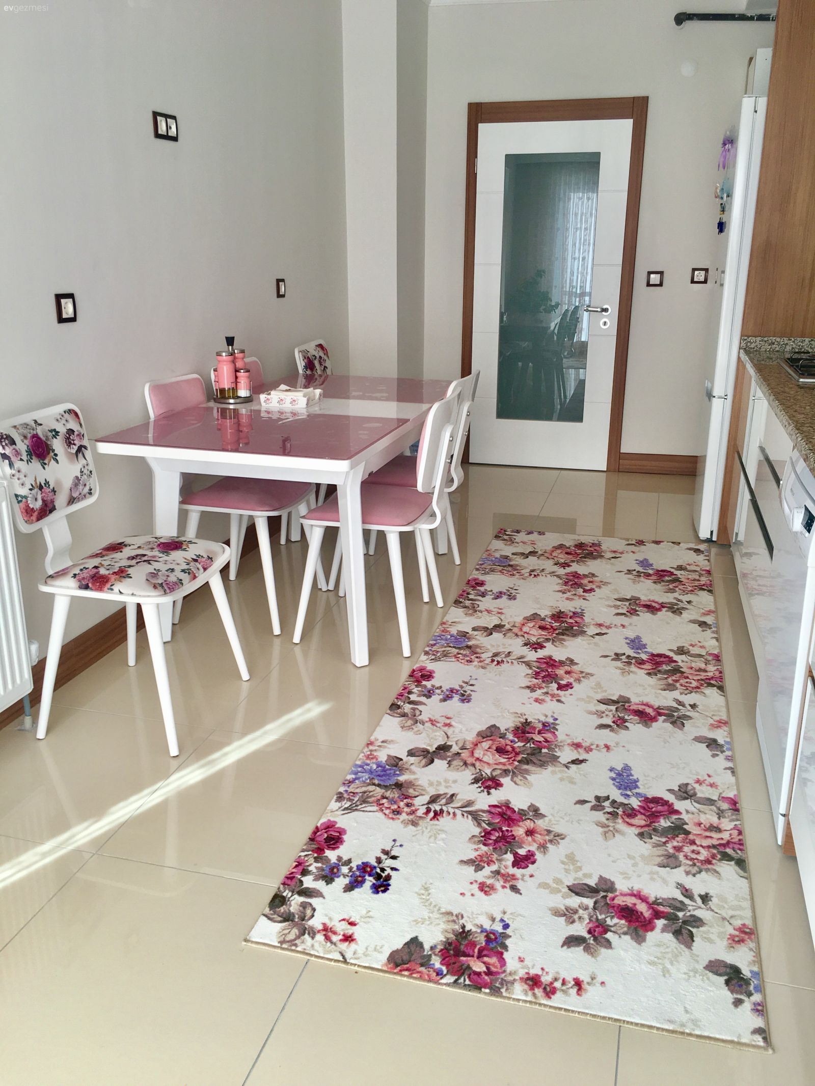 Çiçekler, Halı, Mutfak, Mutfak masası