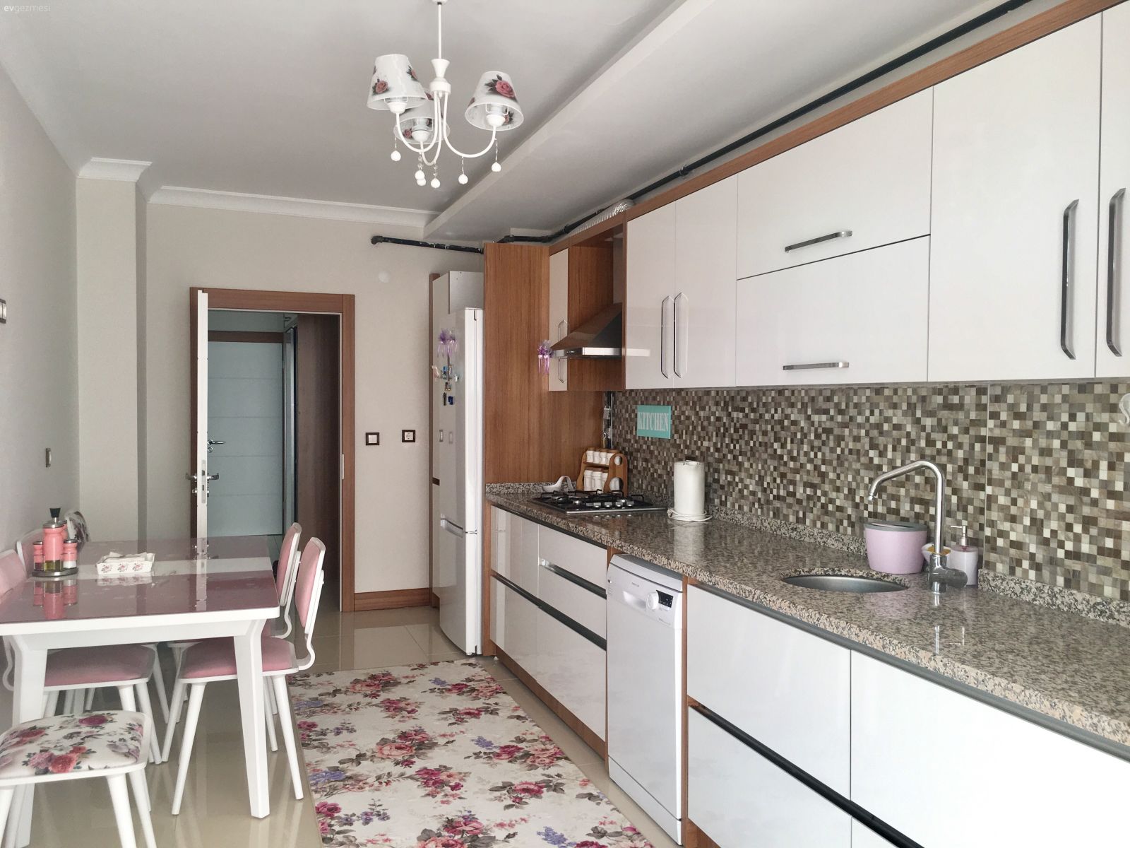 Avize, Beyaz mutfak, Çiçekli desen, Halı, Mutfak, Mutfak masası, Pembe, Aydınlatma