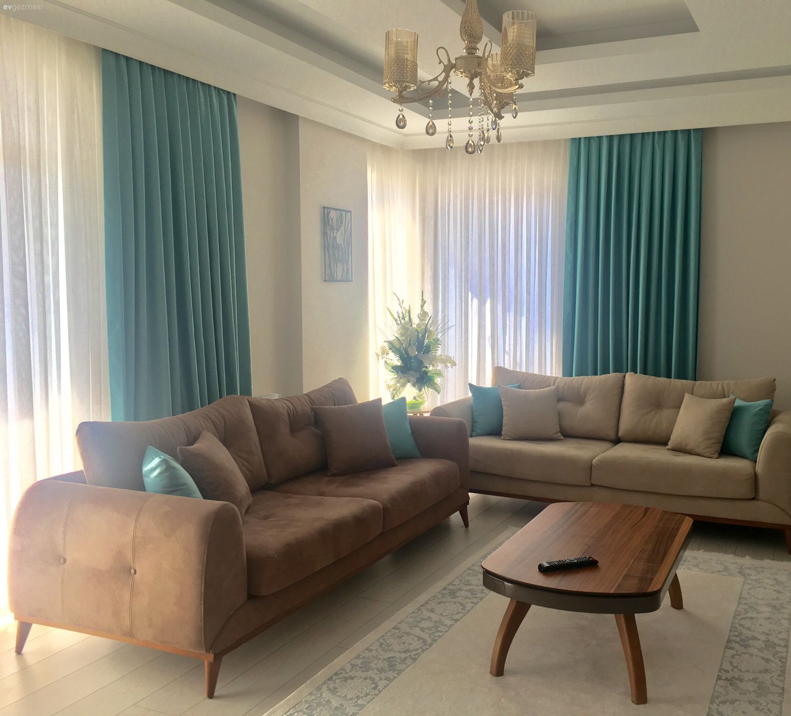 Avize, Fon perde, Halı, Kahverengi, Krem, Mavi, Orta sehpa, Salon, Perde, Aydınlatma