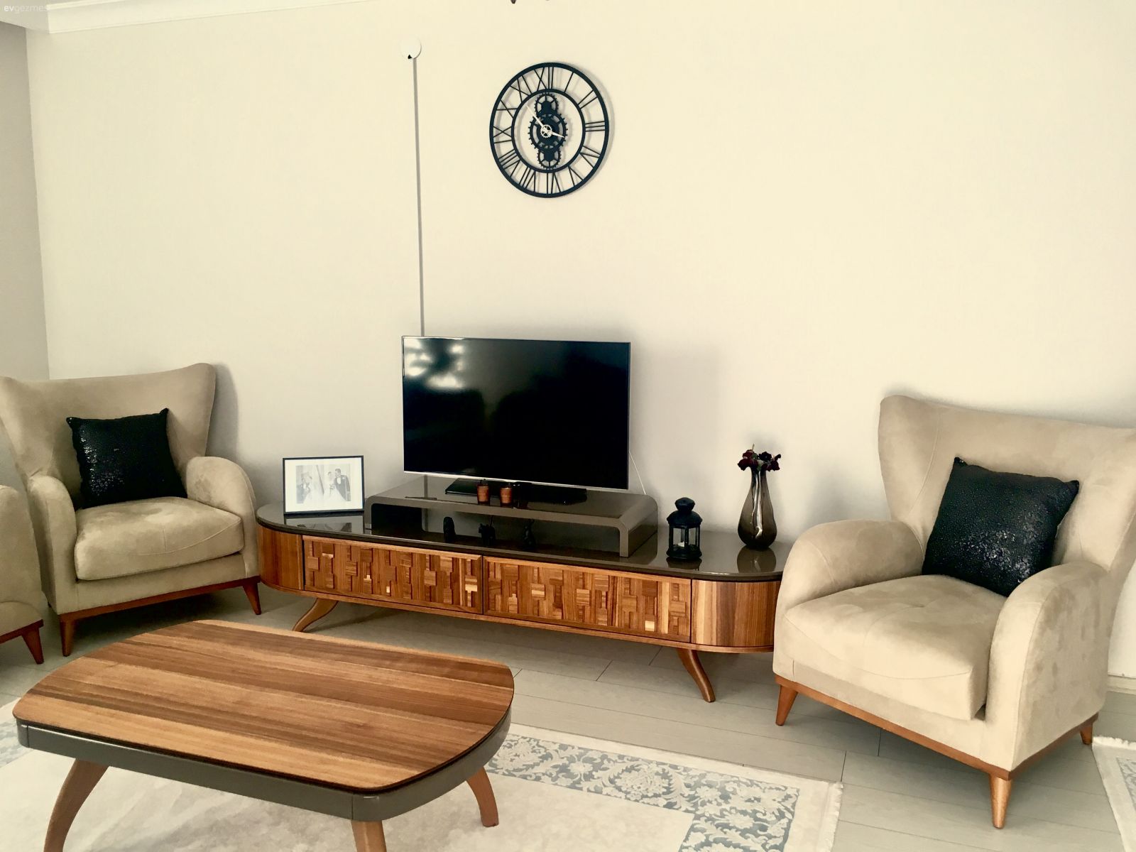 Ahşap Mobilya, Berjer, Halı, Orta sehpa, Duvar saati, Salon, Tv ünitesi