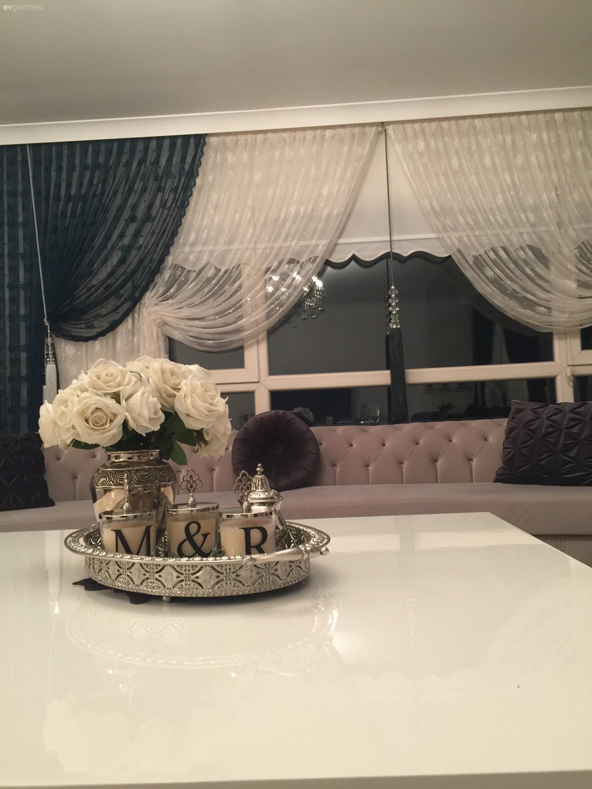 Kruvaze perde, Perde, Salon, Mor, Sehpa üstü aksesuarı