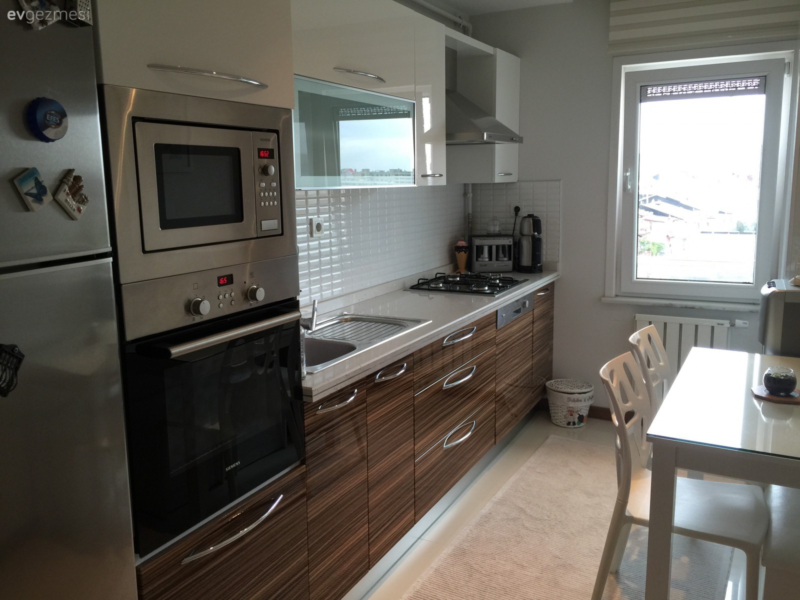 Ev Gezmesi: Bu evde beyaz, lacivert ve bordo gibi asil tonlarla göz alıcılık kazanmış.