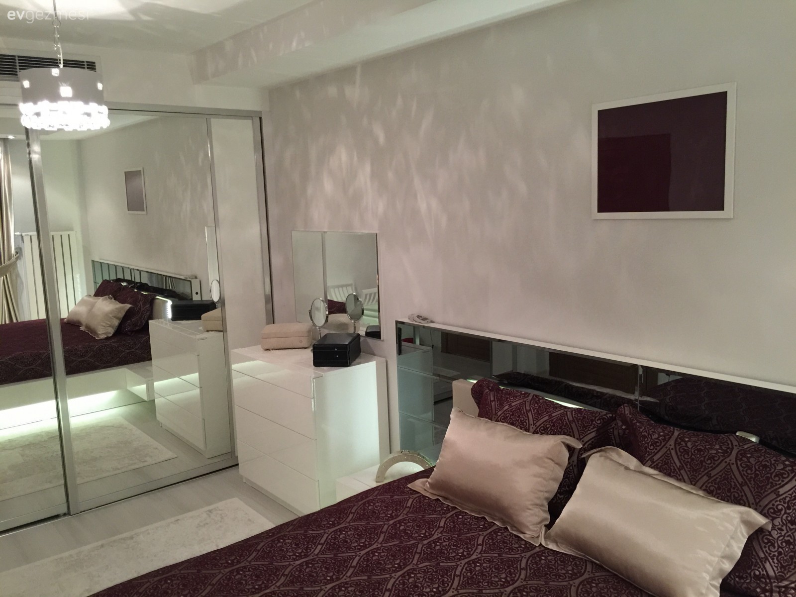 Aynalı mobilya, Küçük Ev