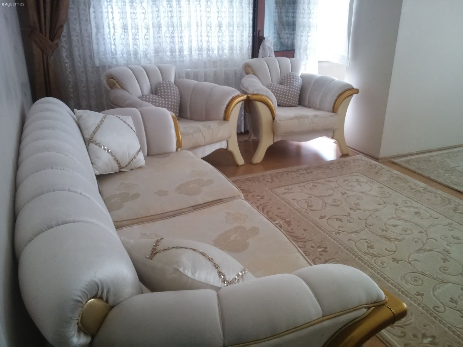 Yemek masamin sandalye rengi ne olmali yardim lutfen