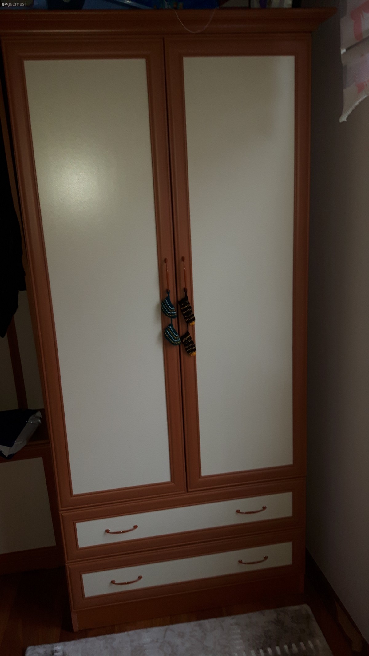 Eski kaplama gardolabımı fuşyaya nasıl boyayabilirim?