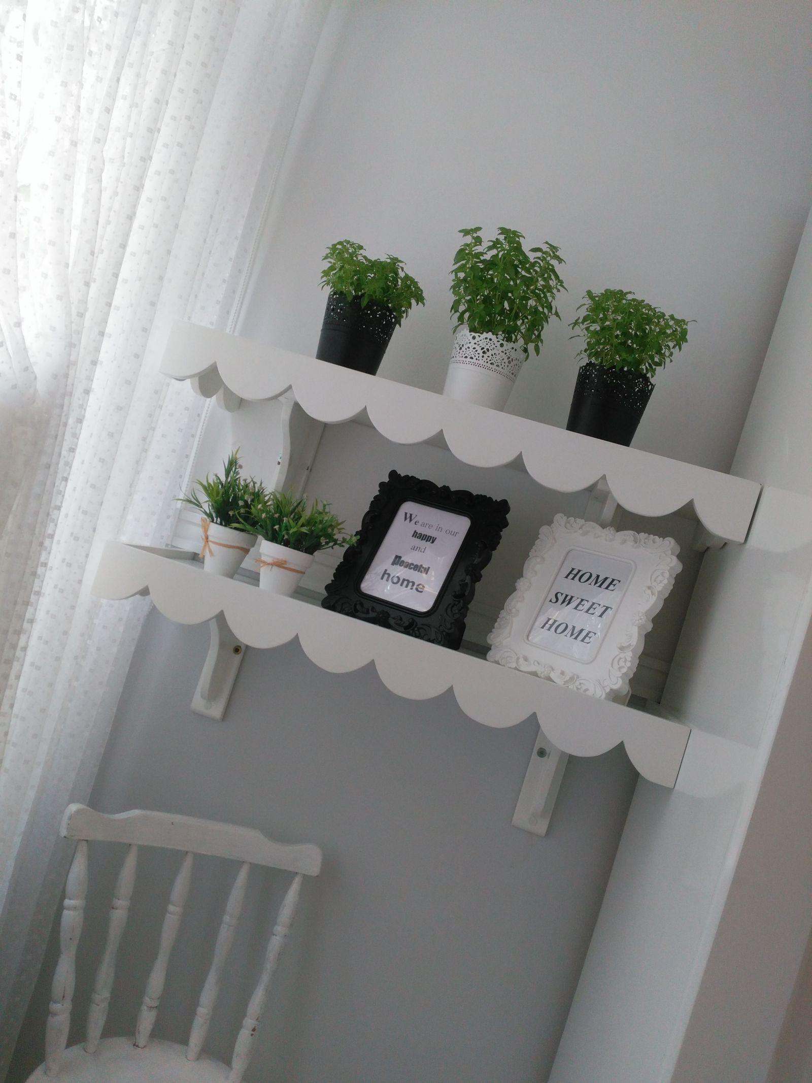 köşeleri değerlendirelim. raflarım biraz da böyle dursunlar :))