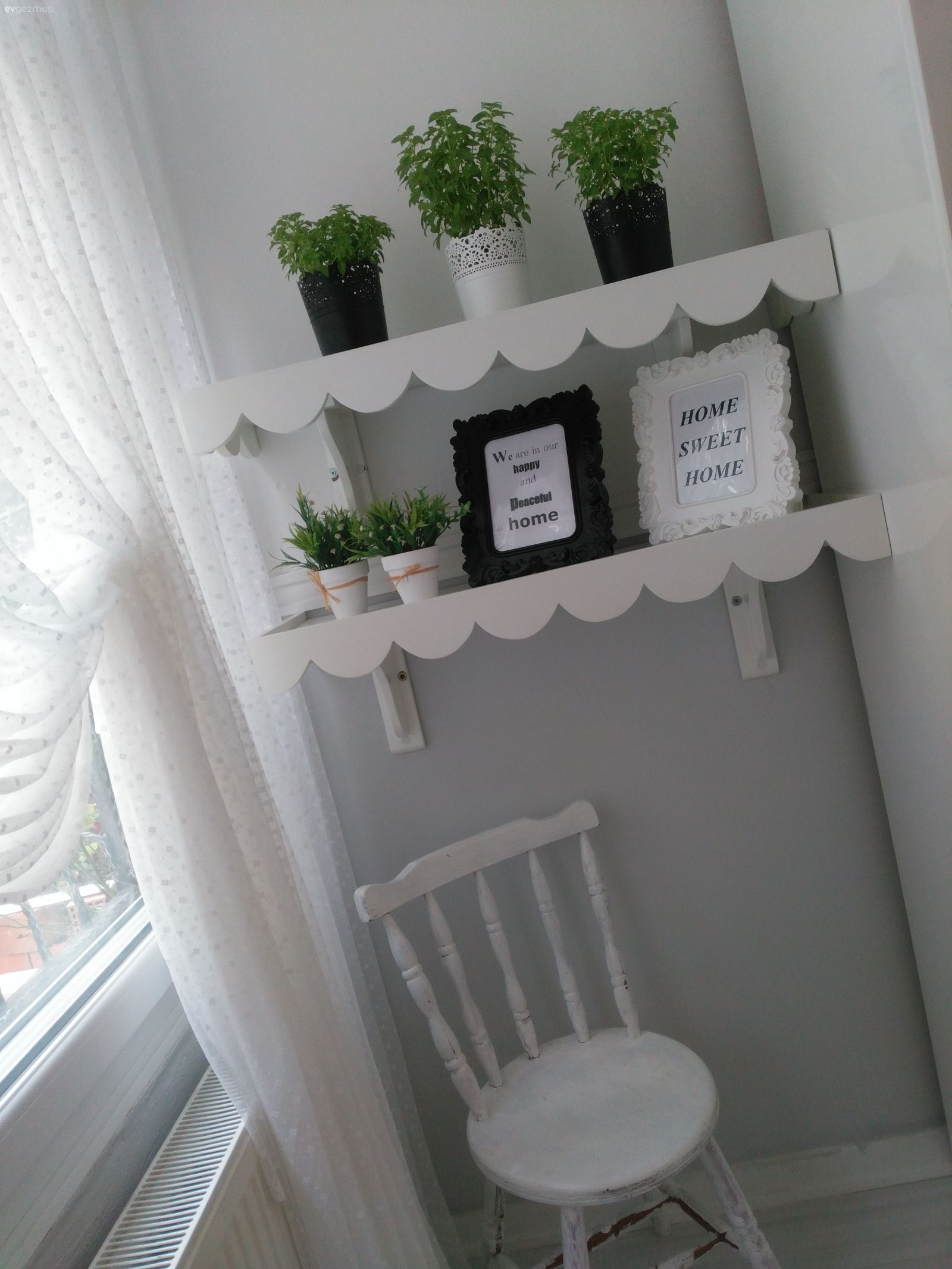 köşeleri değerlendirelim. raflarım biraz da böyle dursunlar :))