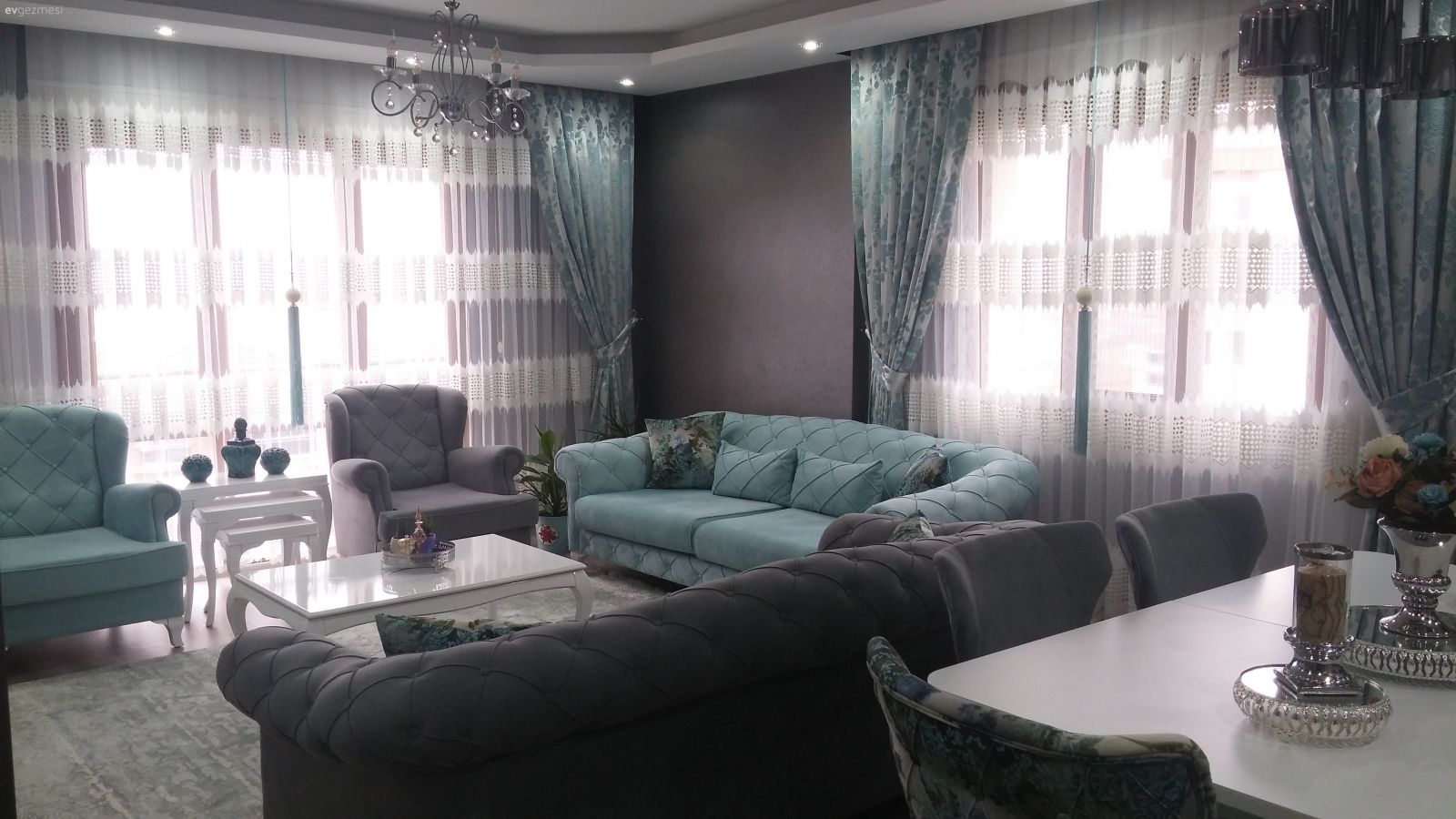 Salon, Mavi, Gri, Fon perde, Perde, Gri duvar, Berjer, Halı, Orta sehpa