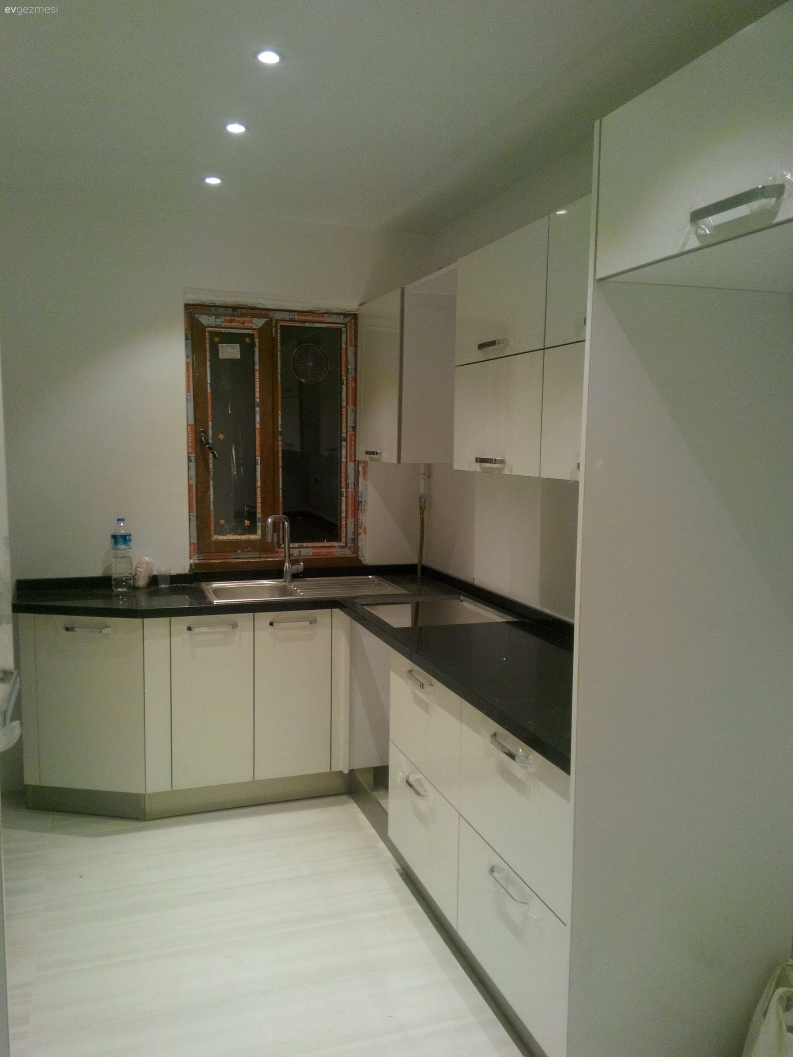 Beyaz Akrilik Kapaklı Mutfak Dolabı