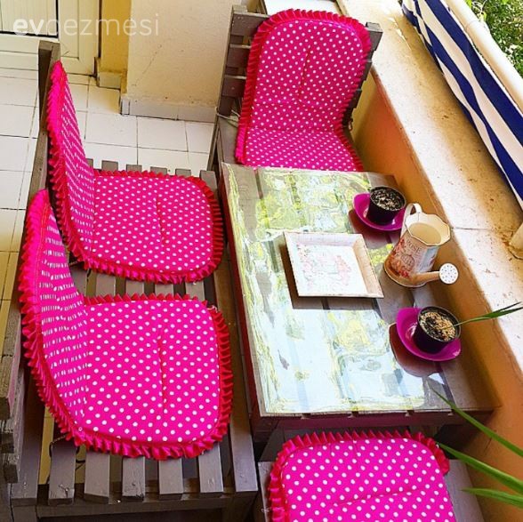 Tayinci bir çiftin el emeği kanaviçe ve objelerle zenginleşen evleri.