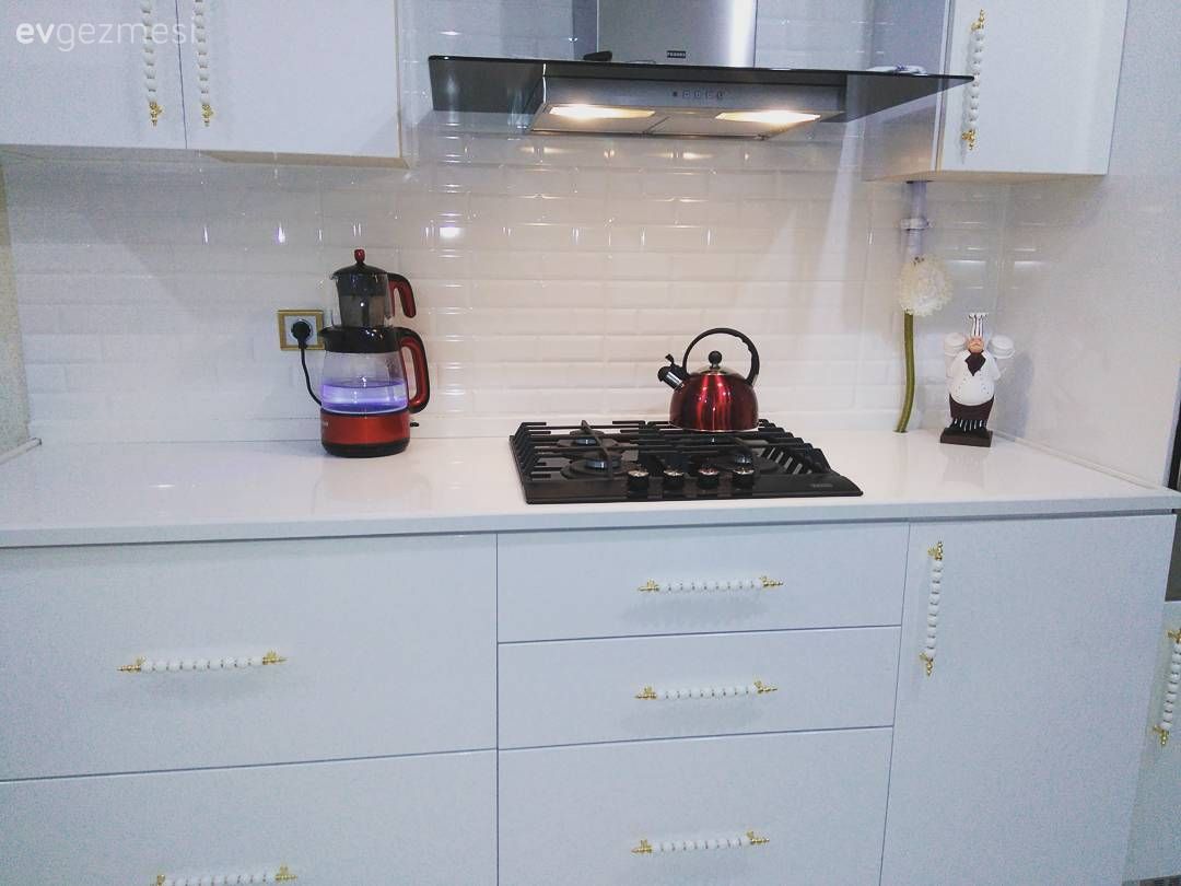 Ayda hanımın beyazlar içinde aydınlık ve şık mutfağı..