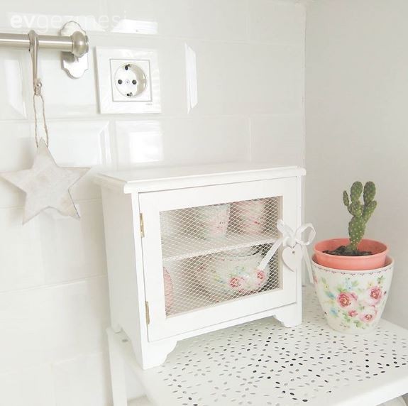 Bilgen hanımın pastel tonlarla, zarif ve iç açıcı mutfağı..