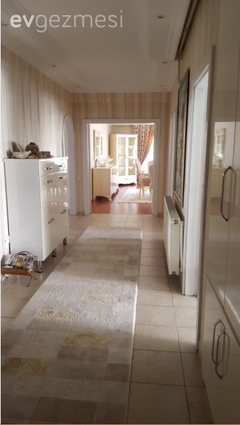 Serap hanım'ın yumuşak ve dinlendirici renklerle döşenmiş iç açıcı evi