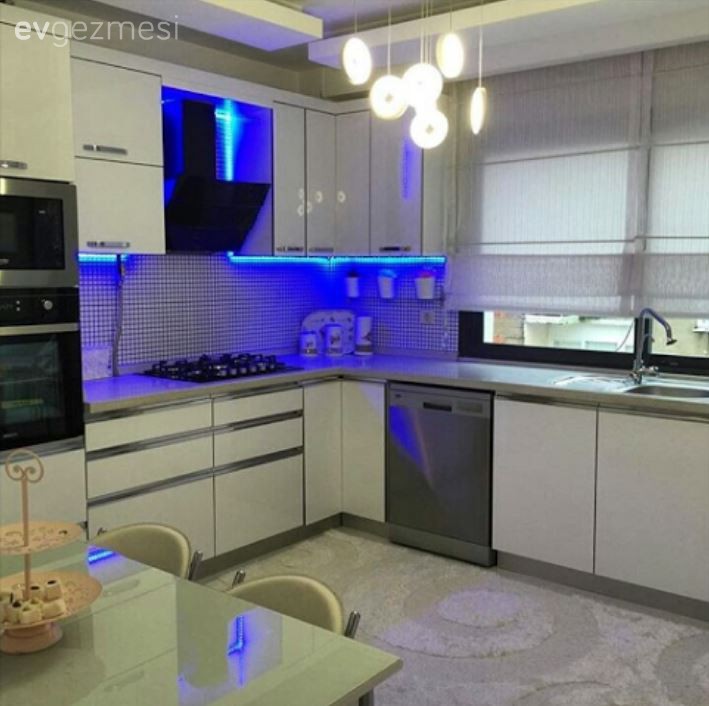 Hayriye hanımın beyazla aydınlık ve iç açıcı hava kazanan evi..