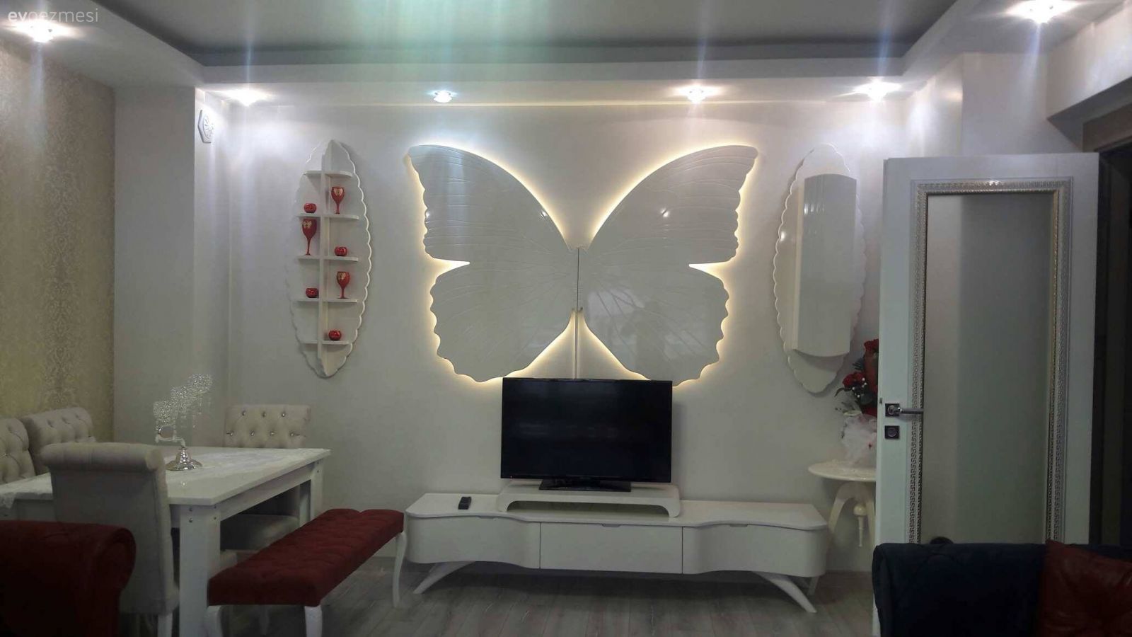 Her odasında kırmızı. Billur hanımın sıcacık evi.