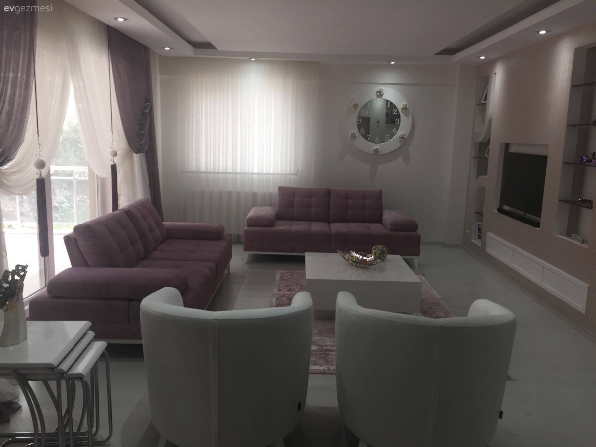 Halı, Orta sehpa, Pembe, Perde, Duvar saati, Salon