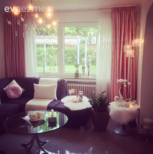 Sultan hanımın siyahı, pembe vurguyla yumuşattığı romantik evi..