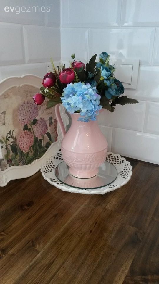 Gülay hanımın country ve rustik esintili özgün mutfağı ve şık banyosu.