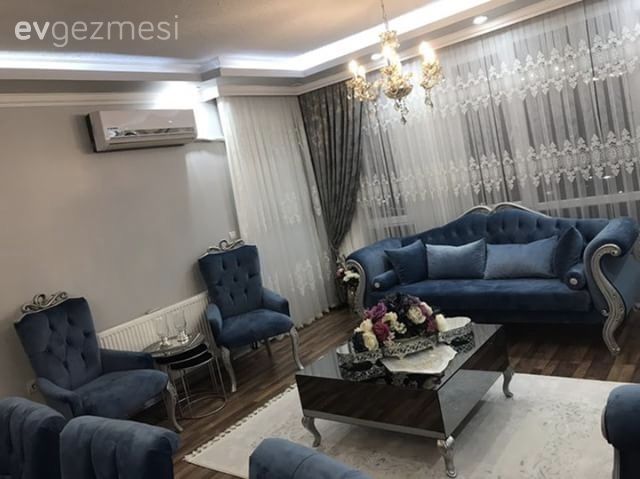 Avize, Berjer, Fon perde, Halı, Mavi, Orta sehpa, Perde, Salon, Aydınlatma