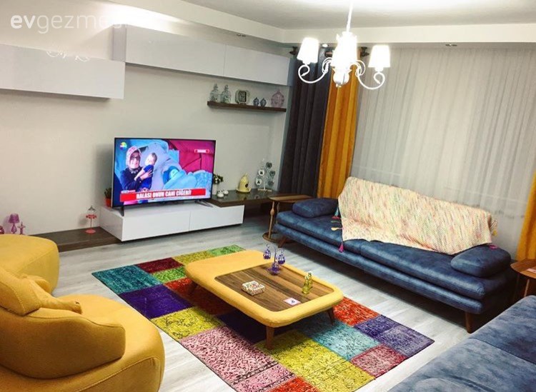 Avize, Fon perde, Gri, Halı, Orta sehpa, Salon, Sarı, Tv ünitesi, Perde, Aydınlatma