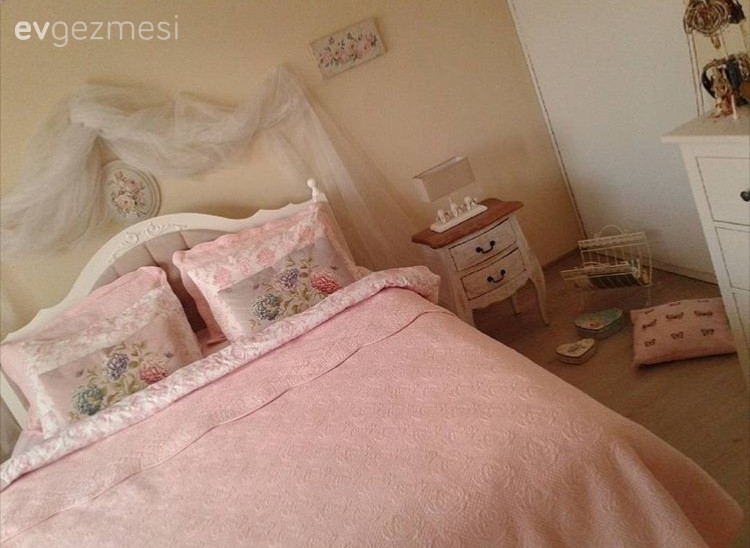 Özge hanımın dekoratif objelerle kişiselleşen sıcak ve keyifli evi..