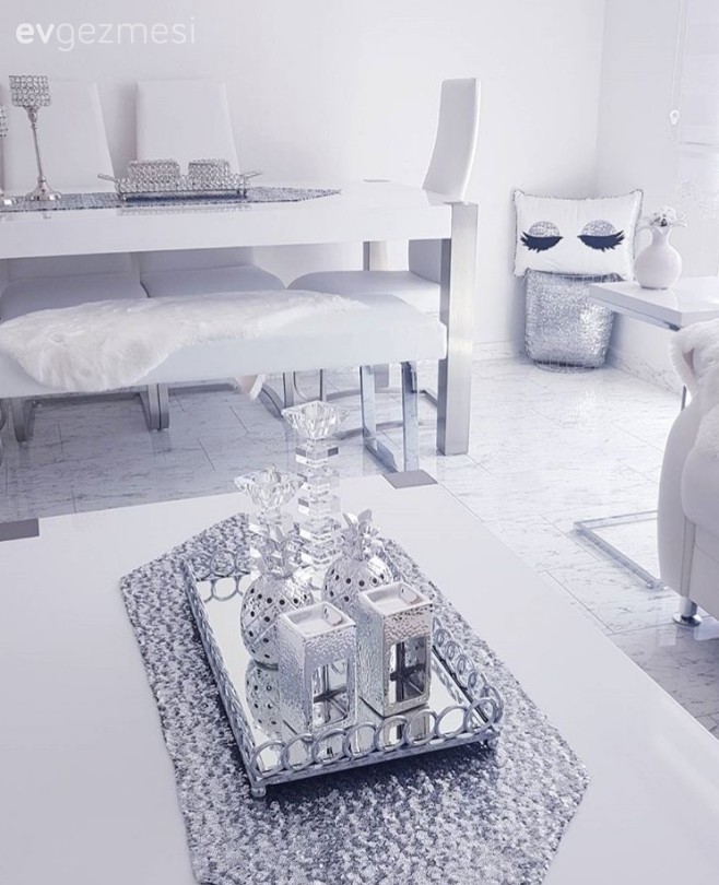 Beyaz ve gümüş uyumunda modern ve şık. Ayşegül hanımından..