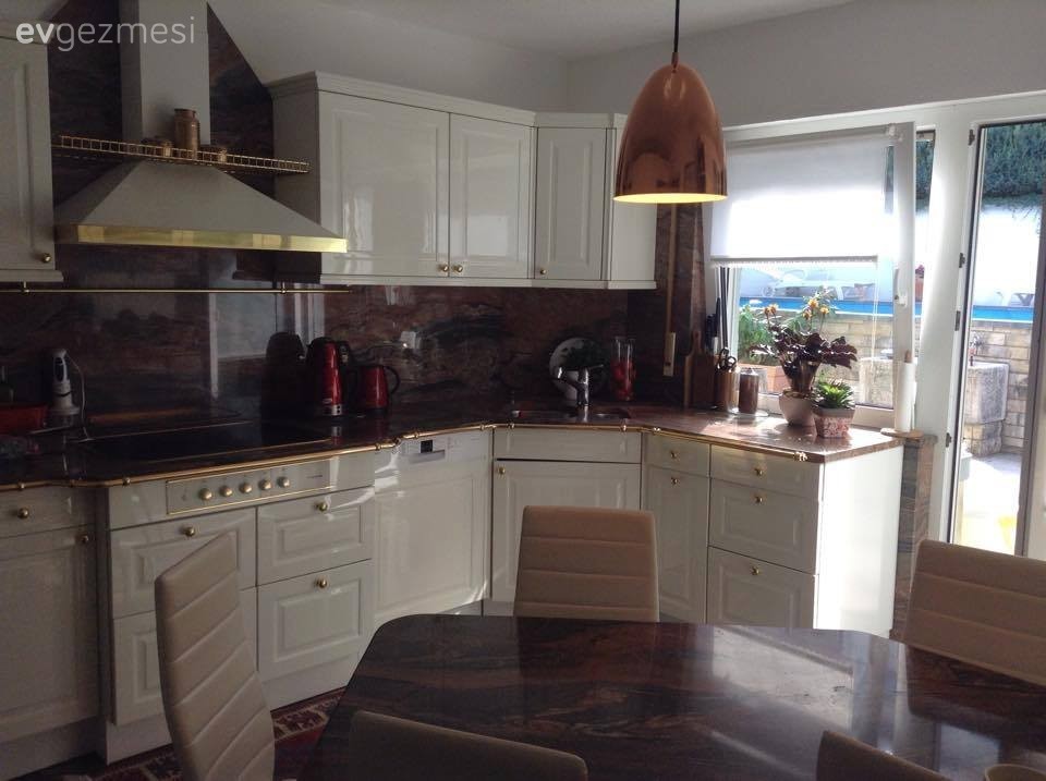 Altın renk kullanımıyla göz alıcı bir görünüm elde eden 14 oda..