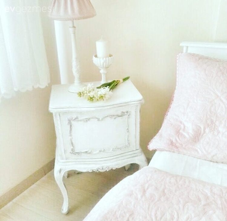 Nostaljik detaylar, el emeği dokunuşlar. Gül hanımın siyah, beyaz evi..