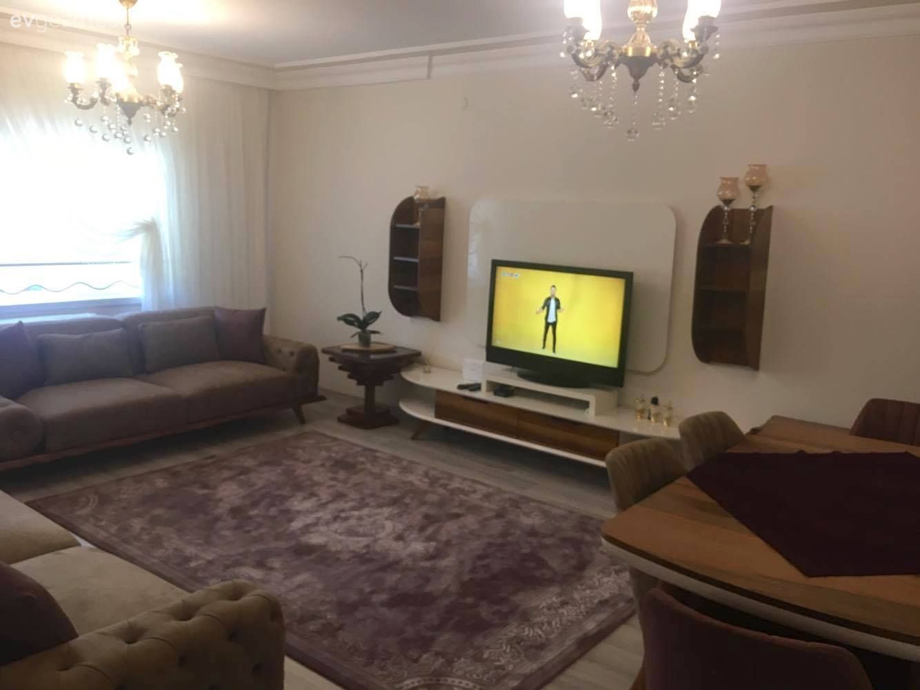 Sıcak renkler, sade ve şık bir salon dekoru..