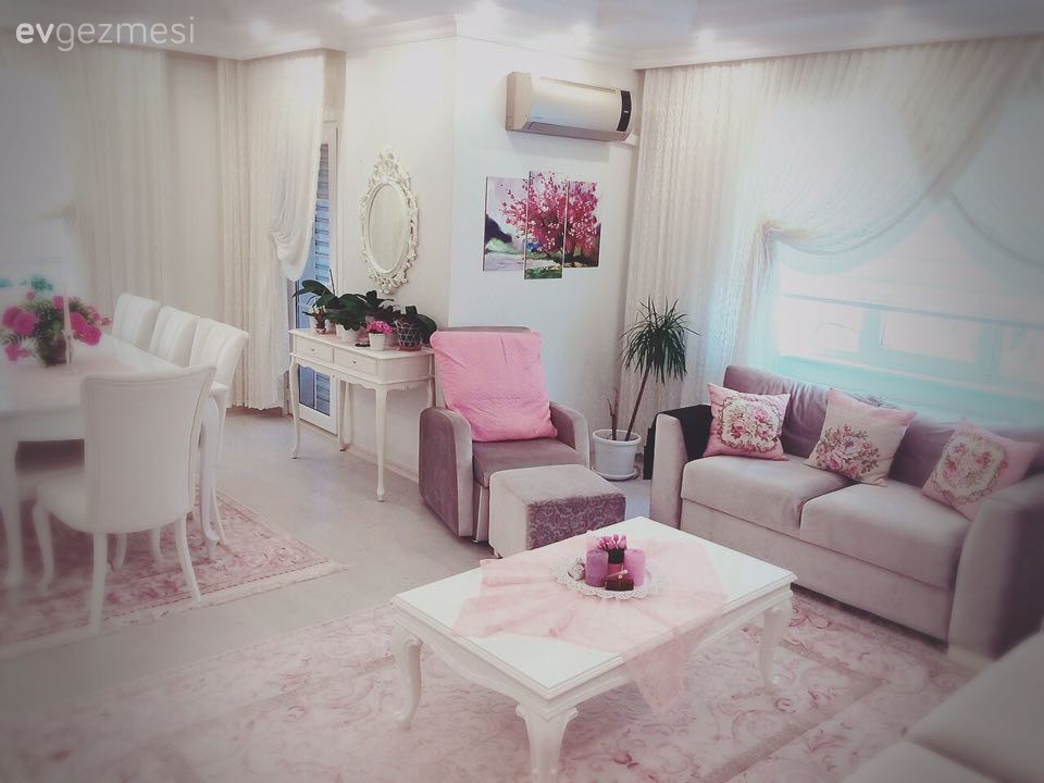 Songül hanımın pastel pembe tonları ile şekillenen tatlı evi..