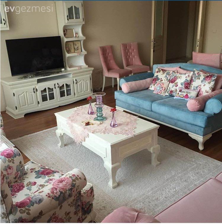 Pembeler Mavilerle Neşeli ve Genç Bir Ev