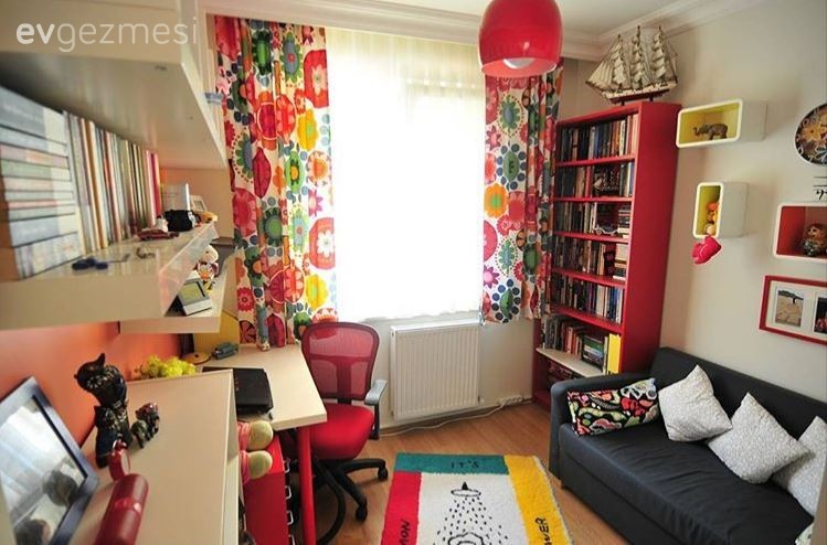 Fadime hanımın enerjik renklerle döşenmiş cıvıl cıvıl evi..