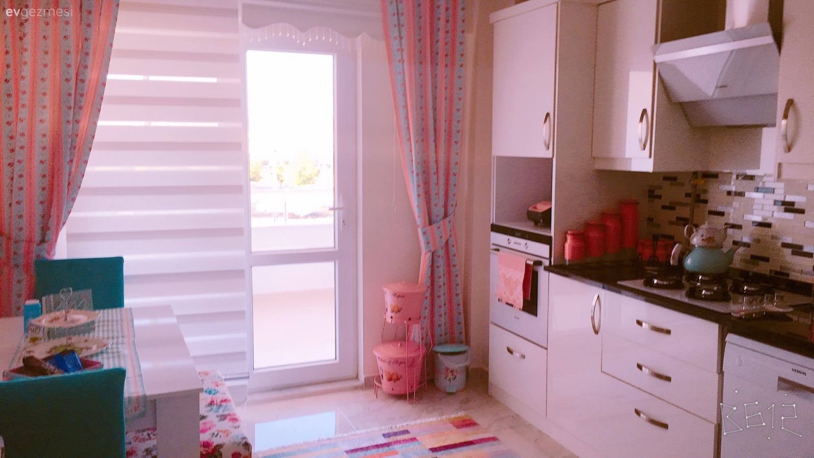 Beyaz mutfak, Fon perde, Mutfak, Mutfak aksesuarları, Pembe, Perde