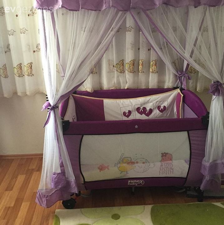 Günnur hanımın toprak tonlarına altın vurgusuyla şık görünümlü evi..