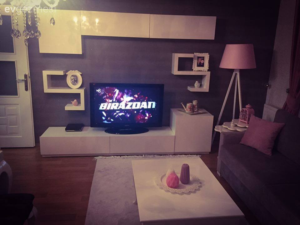 Kafiye hanımın siyah-beyazdan pastel tonlara, evinin dönüşümü..