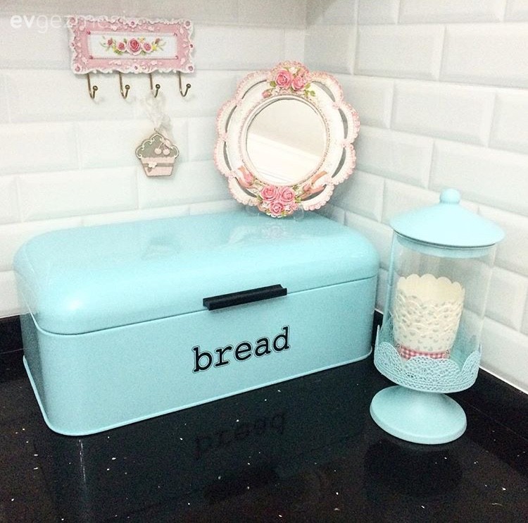 Nostaljik esintilerle dolu zarif ve iç açıcı bir ev..