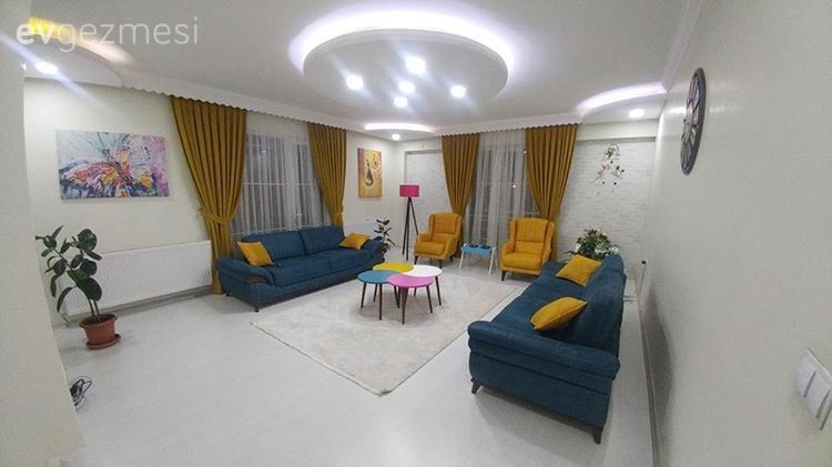 Enerjik renkler, neşeli bir atmosfer. Renkli bir salondan kareler..