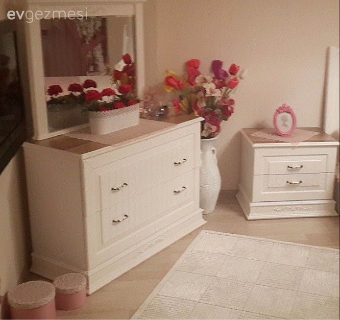 Şirin Hanım'ın pembeler ve çiçek desenler içindeki country tarzı evi