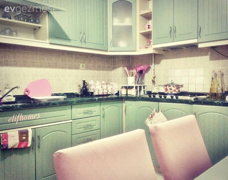 Elif hanımın fuşya vurgulu sıcak ve zarif evi..