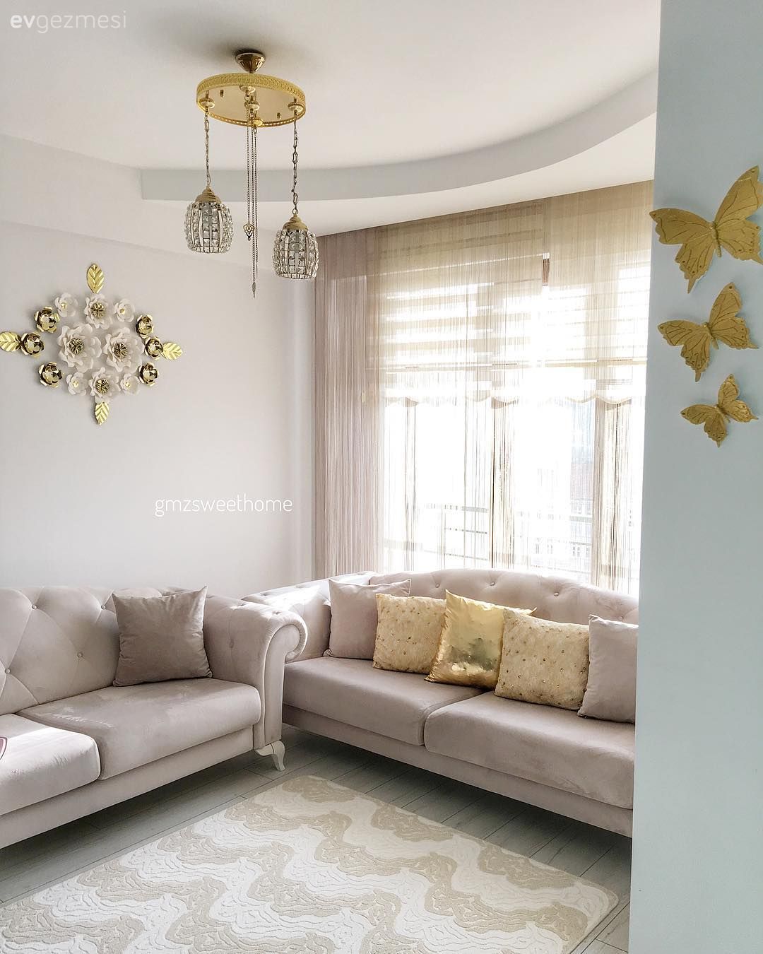 Bu Evde Siyahın Sofistike Tavrı Altın Yansımalarla Taçlandırılmış!