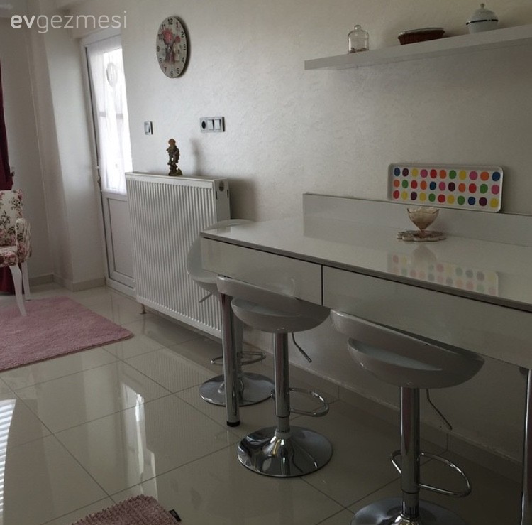 Mehtap hanımın sıcak renklerle keyifli bir atmosfere bürünen evi..