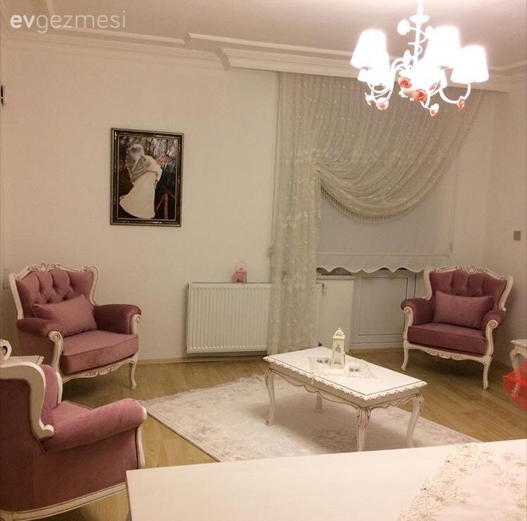 Damla hanımın anneannesinin koltuklarını yenileyip kullandığı salonu..