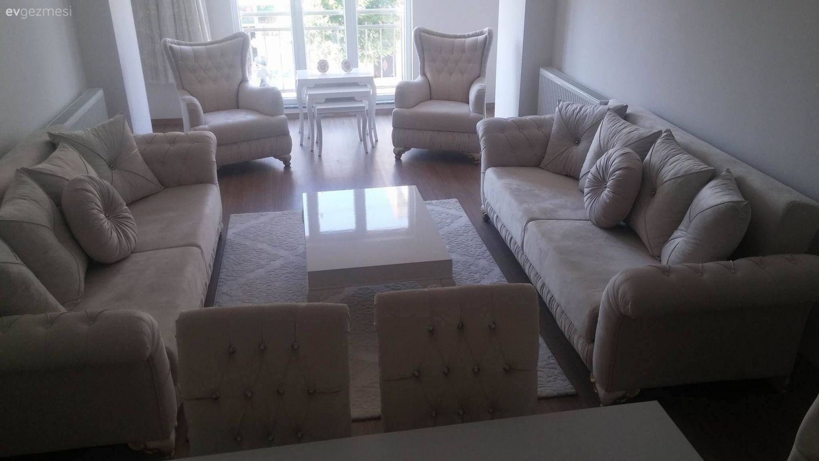 Salon takımına nasıl hareket katmalı? Perde ve aksesuar önerileriniz.