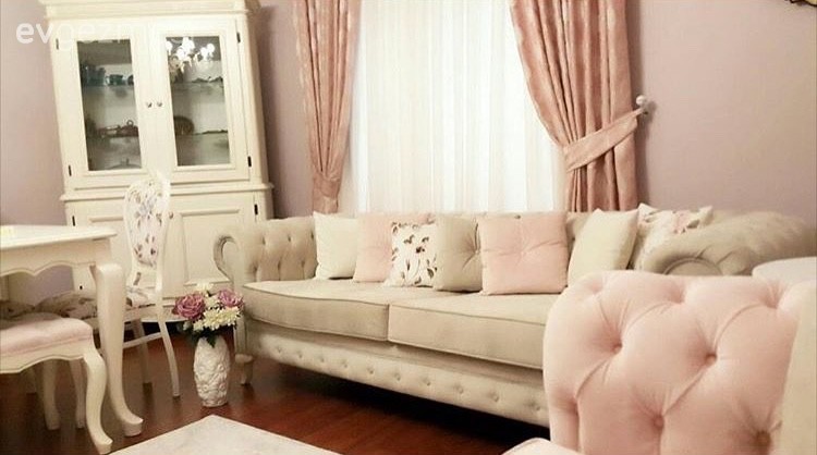 Yağmur hanımın uyumu ön planda tutan, şık ve sıcak evi..