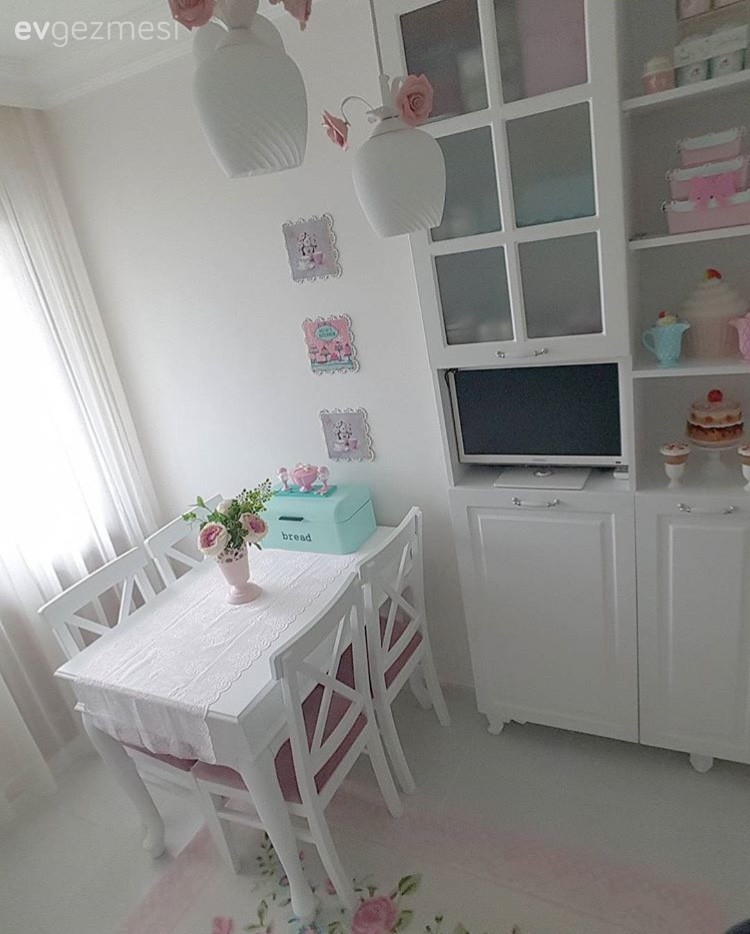 Elif hanımın iç açıcı ve zevkli mutfağı..