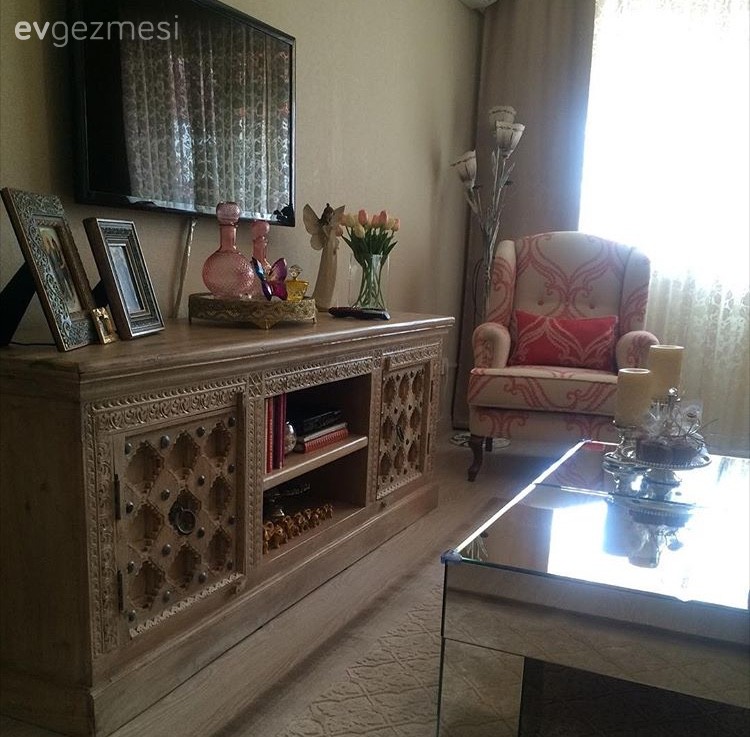 Yasemin hanımın anısı olan eşyalarla şekillenen, nostaljik ruhlu evi..