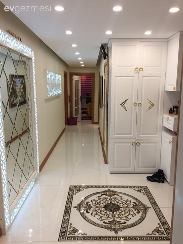 Çarpıcı renkler, oymalı mobilyalar ve klasik aksesuarlar ile saray gibi, göz alıcı bir ev..