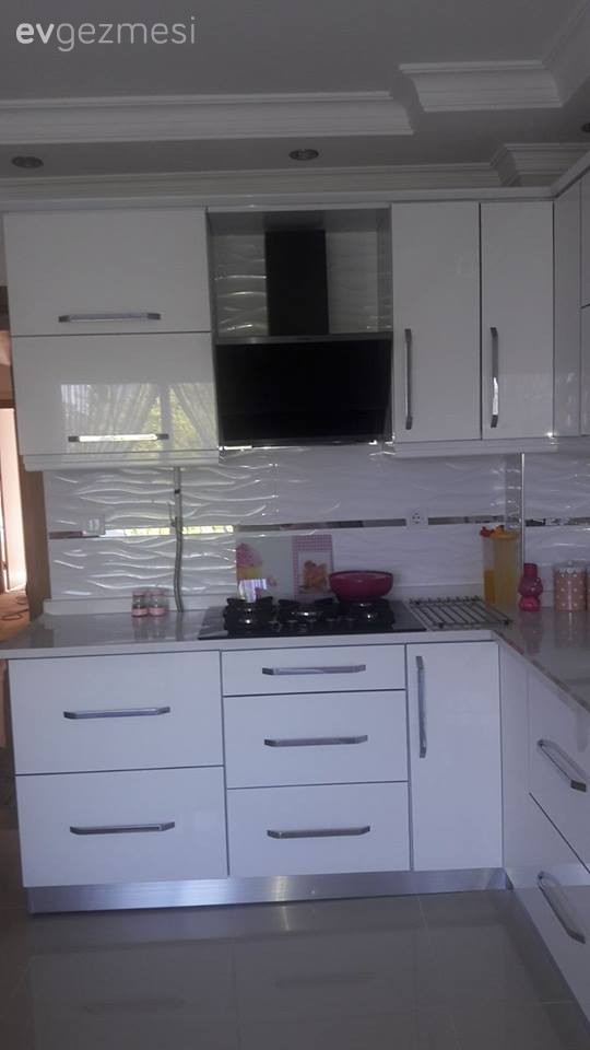 Melike hanımın oturma odası iptal edilip, yerine yapılan zevkli mutfağı.